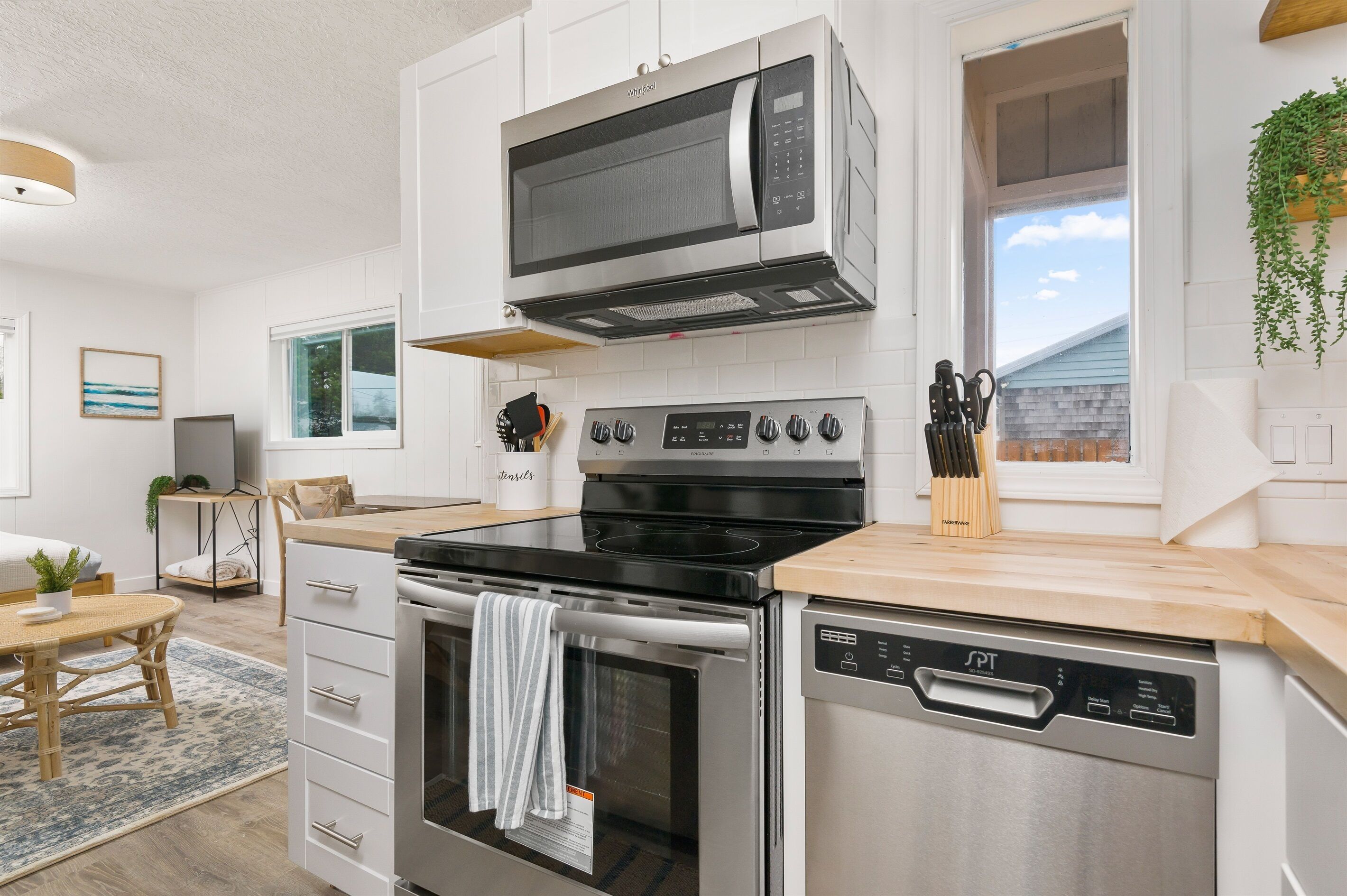 Frigorífico, microondas, horno y placa de cocina