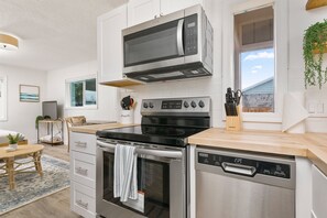 Frigorífico, microondas, horno y placa de cocina