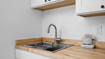 Een microgolfoven, een koffiezetapparaat/waterkoker