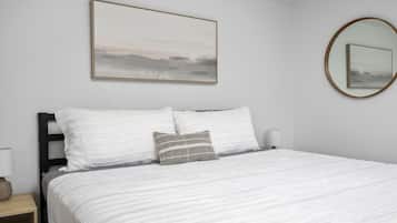 Een bureau, gratis wifi, beddengoed