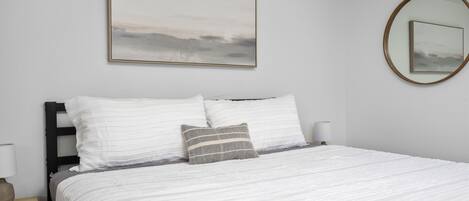 デスク、WiFi (無料)、ベッドシーツ