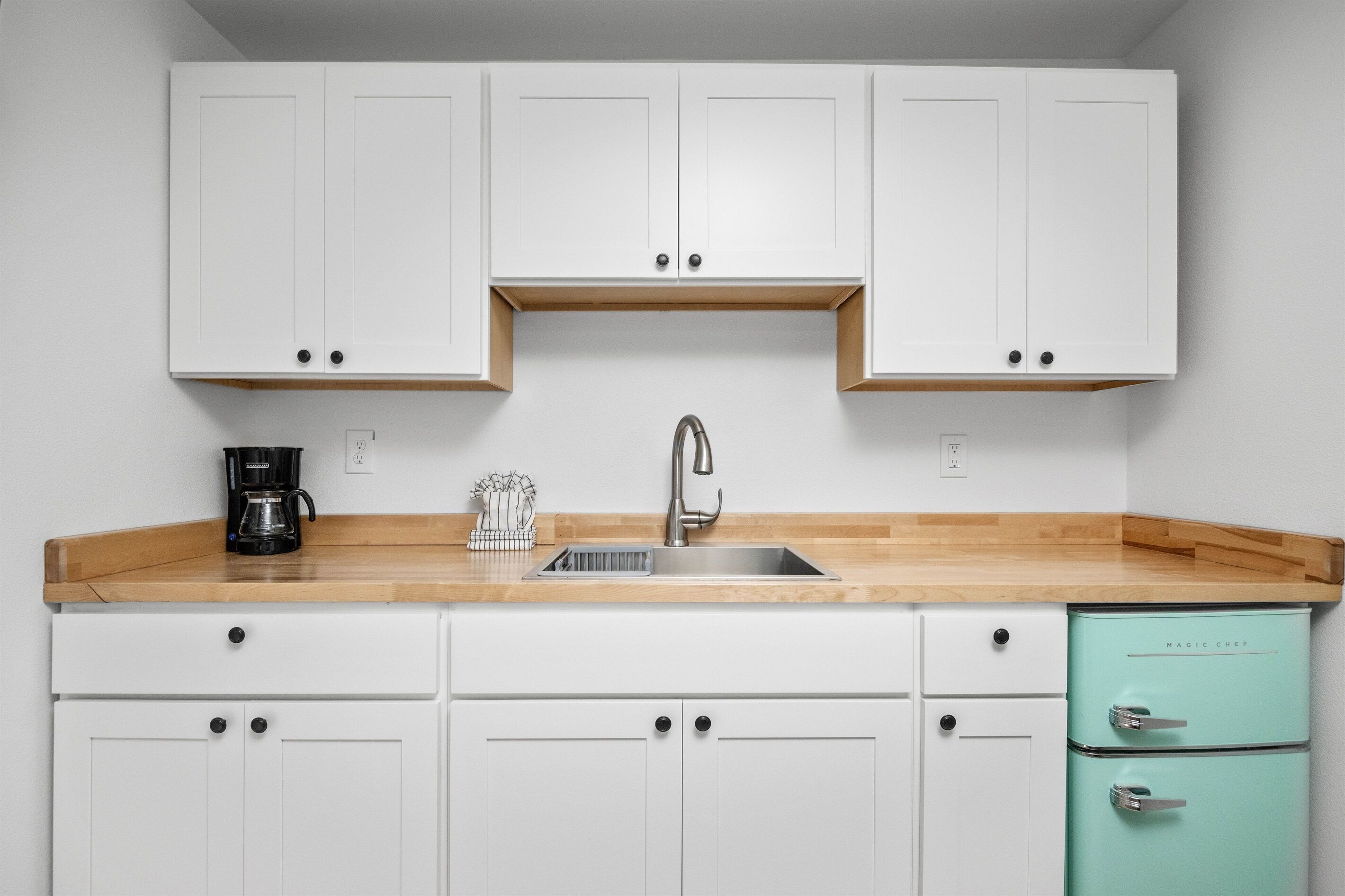 Microondas, cafetera o tetera y mesa de comedor