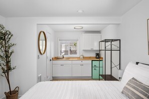 Escritorio, wifi gratis, ropa de cama