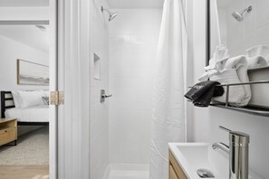 Chuveiro, toalhas de banho