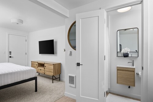 Inn at Rockaway Beach #2: Walk to Beach, Pets OK
