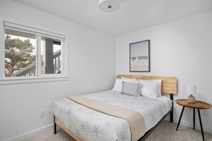 2 bedrooms, desk, free WiFi, bed sheets - Inn at Rockaway Beach #3: Walk to Beach, Pets OK (Rockaway Beach)