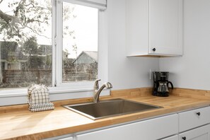 Mikrowelle, Wasserkocher mit Kaffee-/Teezubehör