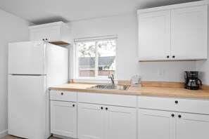 Een koelkast, een microgolfoven, een koffiezetapparaat/waterkoker