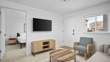 Een bureau, gratis wifi, beddengoed