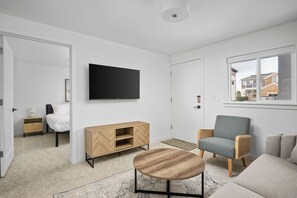 Een bureau, gratis wifi, beddengoed