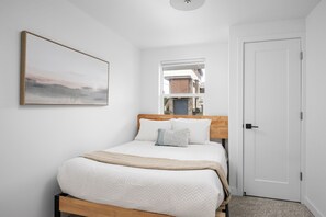 2 bedrooms, desk, free WiFi, bed sheets - Inn at Rockaway Beach #5: Walk to Beach, Pets OK (Rockaway Beach)