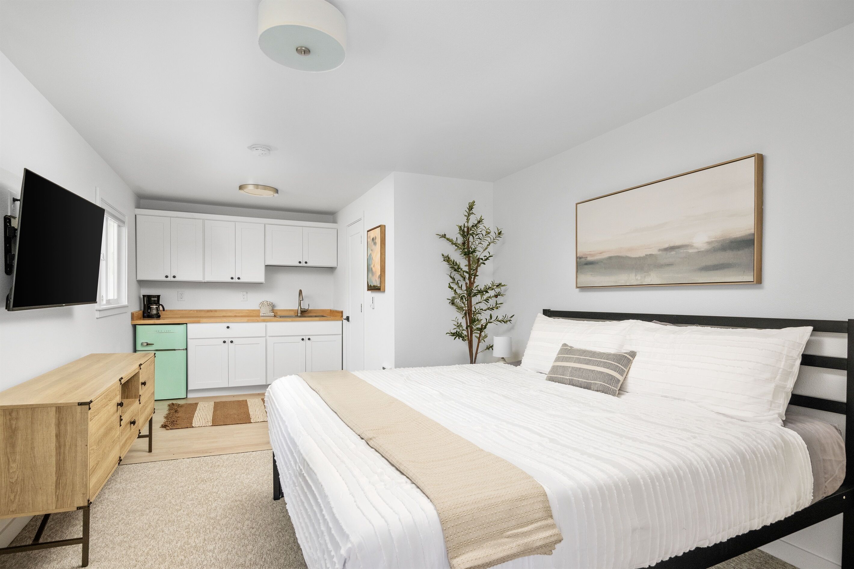 Desk, free WiFi, bed sheets