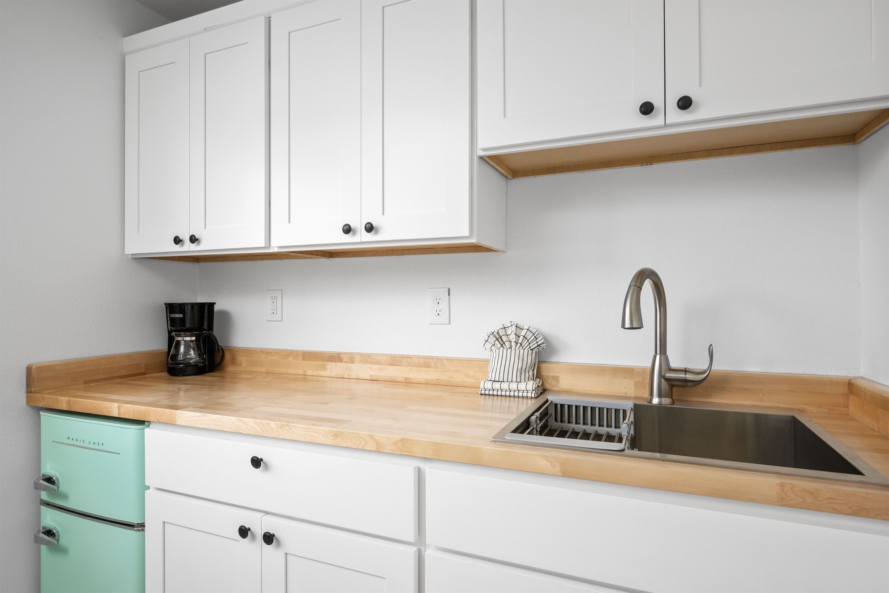 Mikrovågsugn, kaffe- och tebryggare och matbord