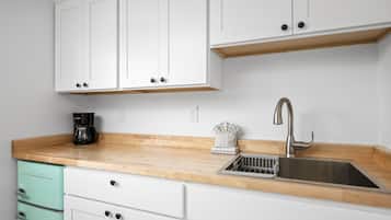 Mikrowelle, Wasserkocher mit Kaffee-/Teezubehör, Esstisch