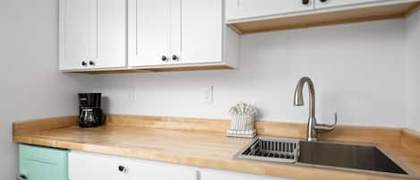 電子レンジ、コーヒー / ティーメーカー、ダイニングテーブル