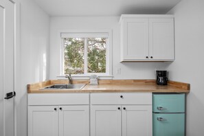 Mikrowelle, Wasserkocher mit Kaffee-/Teezubehör