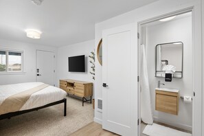 Een bureau, gratis wifi, beddengoed