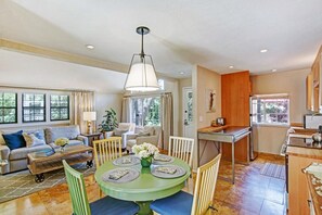 Interior - Vita @ Bungalows 313 - Half a block off the Historic Sonoma Plaza (Sonoma)