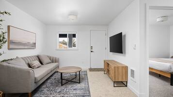 Escritorio, wifi gratis, ropa de cama