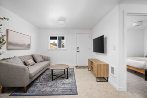 Escritorio, wifi gratis, ropa de cama