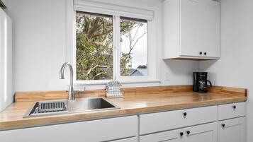 Kjøleskap, mikrobølgeovn, kaffetrakter/tekoker og spisebord