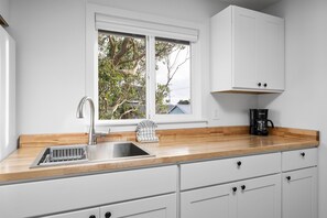 Frigorífico, microondas, cafetera o tetera y mesa de comedor