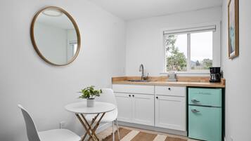 Mikrovågsugn, kaffe- och tebryggare och matbord