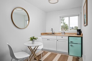 Mikrovågsugn, kaffe- och tebryggare och matbord