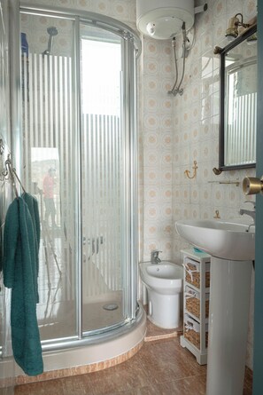 Douche, sĂšche-cheveux, bidet, serviettes fournies