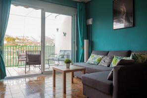 Een smart-tv, een open haard, een dvd-speler en een filmbibliotheek