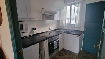 Mikrobølgeovn, ovn, kokeplater og oppvaskmaskin