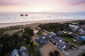 On the beach - Ocean Rogue Inn Suite #2 - 1 BD Condo | Oceanfront (Rockaway Beach)