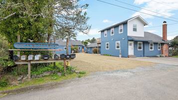 A blue building with a sign reading "OCEAN ROGUE INN" and a row of mailboxes in front.
