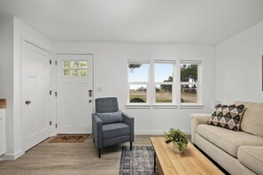 Smart TV - Ocean Rogue Inn Suite #5 - 1 BD Condo | Oceanfront (Rockaway Beach)