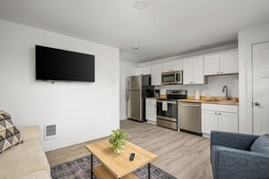 Smart TV - Ocean Rogue Inn Suite #5 - 1 BD Condo | Oceanfront (Rockaway Beach)
