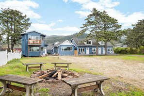 Outdoor dining - Ocean Rogue Inn Suite #5 - 1 BD Condo | Oceanfront (Rockaway Beach)