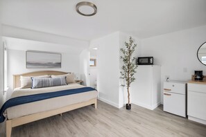 1 bedroom, WiFi, bed sheets - Ocean Rogue Inn Suite #9  - Studio Apartment (Rockaway Beach)