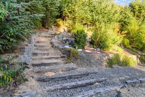 Property grounds - The Swell House: Coastal Luxury & Private En-Suites (Pacific City)