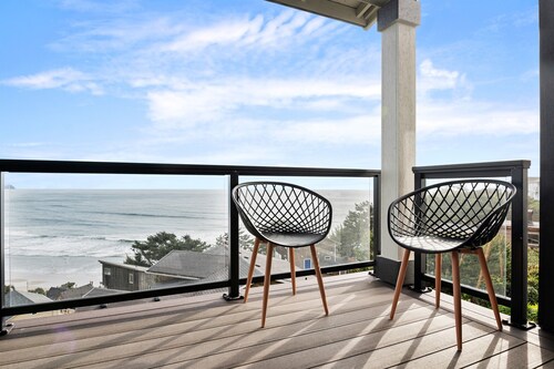 Beautiful Oceanside Retreat: 7 Bedrooms, Hot Tub, Views, Sleeps Big Groups