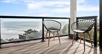 Beautiful Oceanside Retreat: 7 Bedrooms, Hot Tub, Views, Sleeps Big Groups