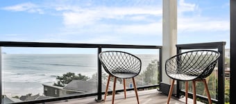 Beautiful Oceanside Retreat: 7 Bedrooms, Hot Tub, Views, Sleeps Big Groups