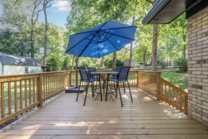 Outdoor dining - Beautiful Charlotte Retreat • Fully Renovated w/ Deck & Fireplace (Charlotte)