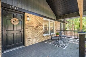 Terrace/patio - Beautiful Charlotte Retreat • Fully Renovated w/ Deck & Fireplace (Charlotte)