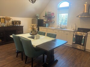 Private kitchen - Entire private 1 bedroom apartment in Alton ont. A place to relax, pet friendly (Alton)