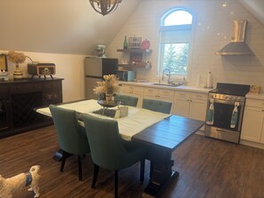 Private kitchen - Entire private 1 bedroom apartment in Alton ont. A place to relax, pet friendly (Alton)
