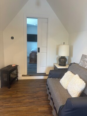TV - Entire private 1 bedroom apartment in Alton ont. A place to relax, pet friendly (Alton)