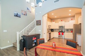 Private kitchen - 
Resort-Style 3BR 2.5 BA Townhouse with Heated Pools, Spas, Gym & Clubhouse. (Mesa)