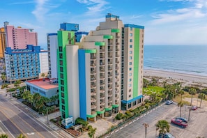 A multi-story hotel with balconies, located near a beach. - One bedroom ocean view Meridian plaza (Myrtle Beach)