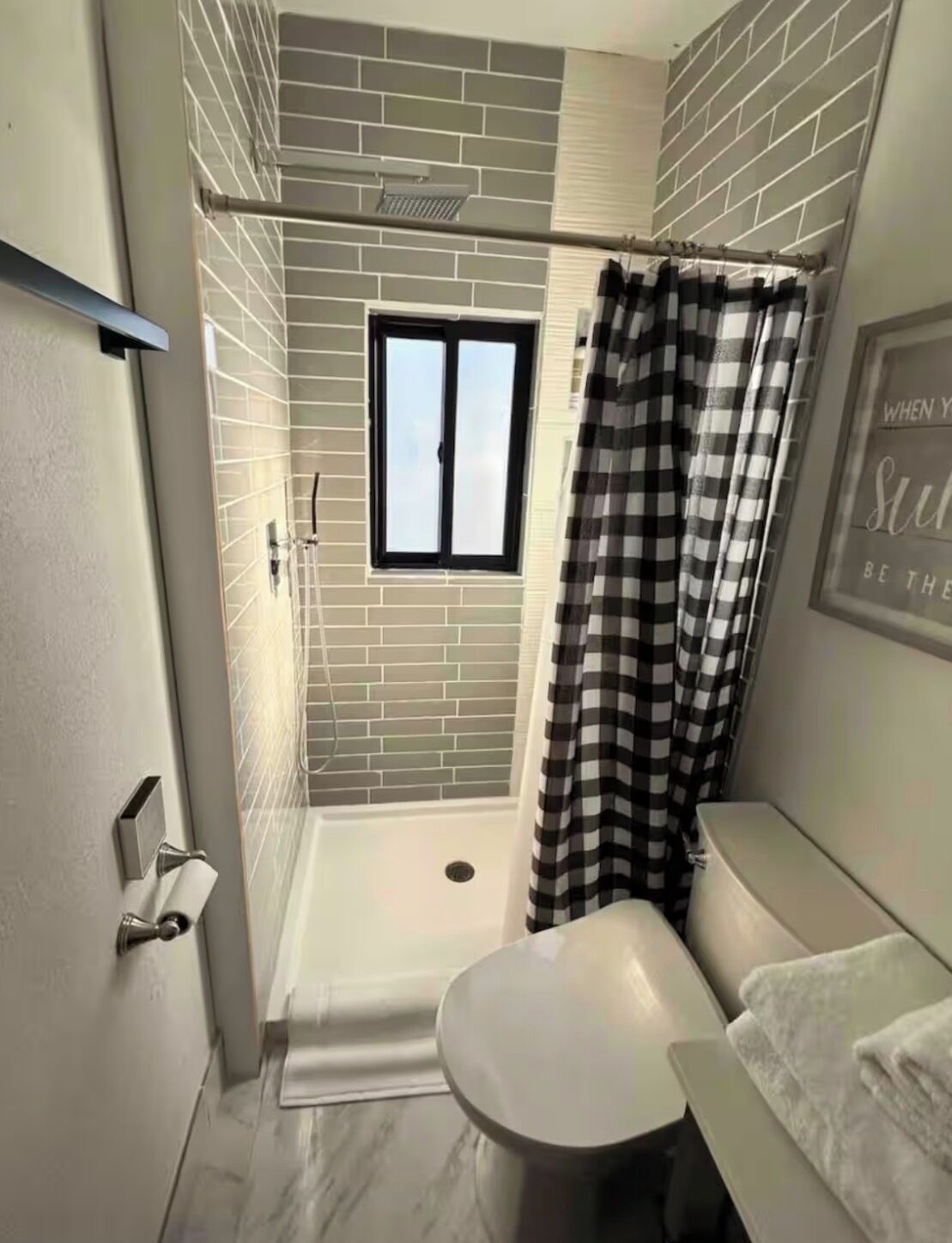 Douche, sèche-cheveux, serviettes fournies, savon