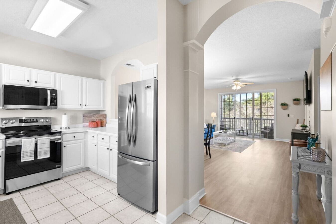 Kühlschrank, Mikrowelle, Herdplatte, Geschirrspüler